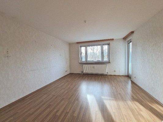 Helles Wohnzimmer mit Balkon