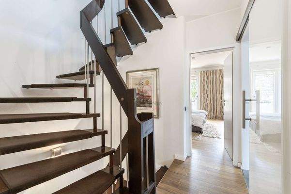 Diele mit elegante Treppe im Obgeschoss