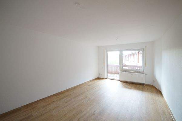 Wohnzimmer mit Zugang Balkon - 3 Raum WE