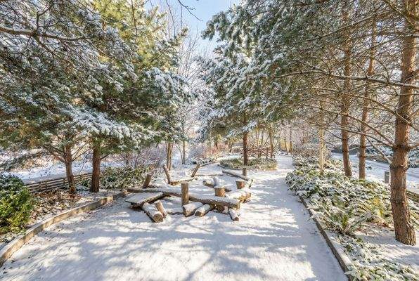 Großer Innenhof mit Spielplatz