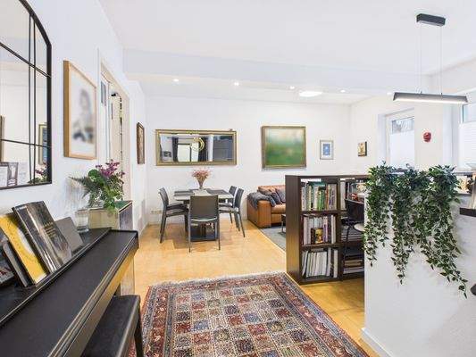 Wohn-Esszimmer mit offener Küche