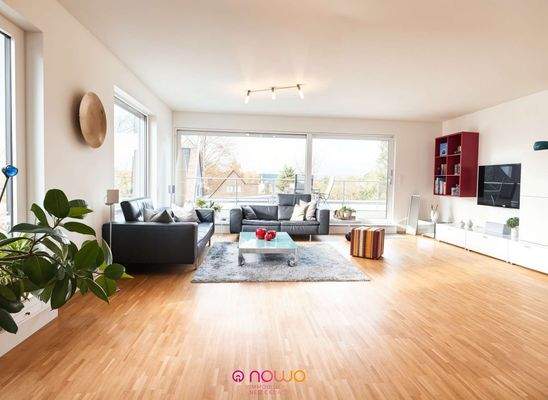 Blick ins weite Wohnzimmer