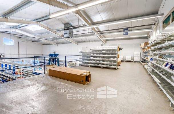 Fachmarkt: Verkaufs- und Lagerfläche auf der Empore