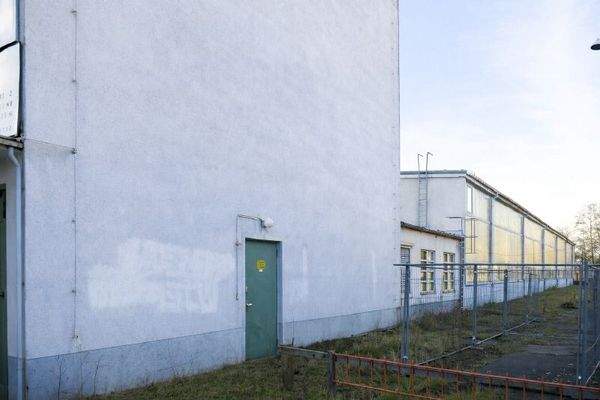 Gebäuderückseite und Halle