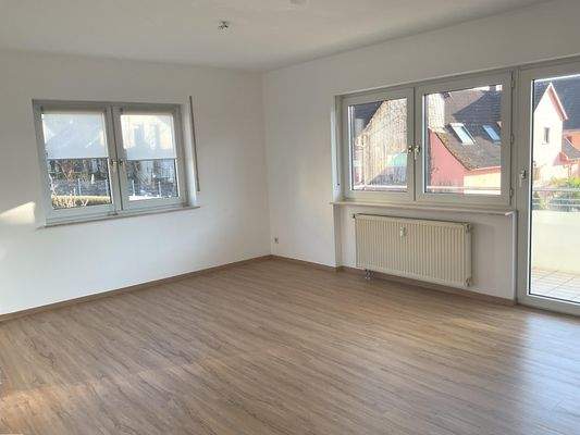 geräumiges Wohnzimmer mit Zugang zum Balkon