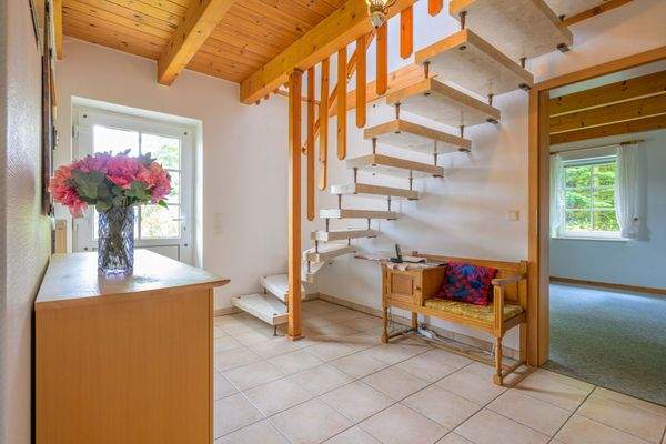 Eingangsbereich mit offener Treppe.jpg