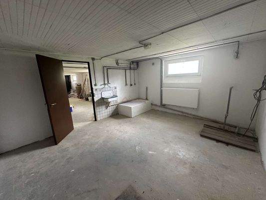 Waschraum mit Zugang Garage