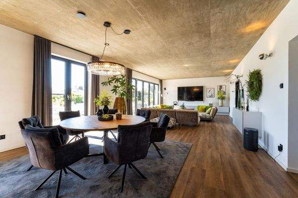 offener Wohn-, Küchen- und Essbereich 