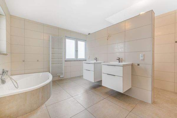 Badezimmer (Hauptgebäude OG)