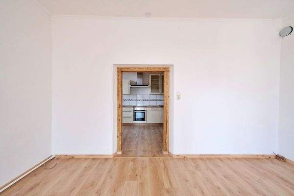 Wohn- & Esszimmer mit Blick in die Küche