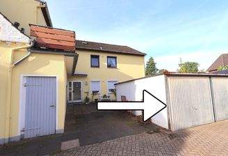 Eingangsansicht mit zugehöriger Garage
