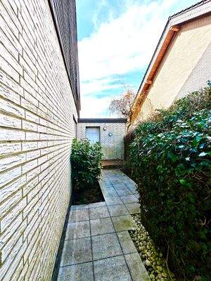 Seitlicher Zugang zu Küche und Garage 1