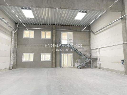 Halle mit Zugang zum Büro