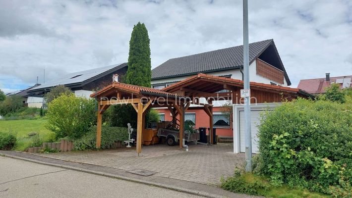 Ansicht mit Garage und Carport