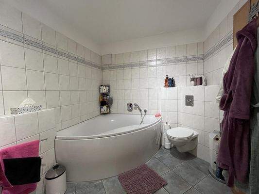 Eckwanne im Badezimmer