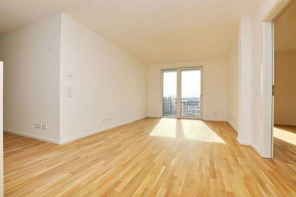 Wohnzimmer mit Zugang zum Balkon