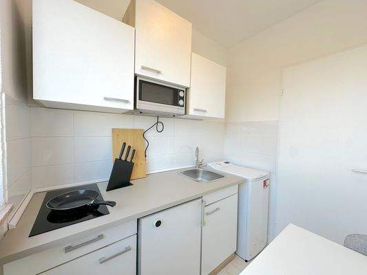 Moderne helle Küchenzeile