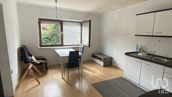 Küche mit Essensbereich