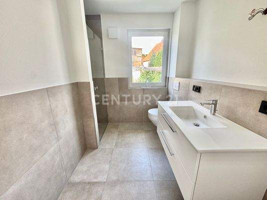 Tageslichtbad mit Regendusche