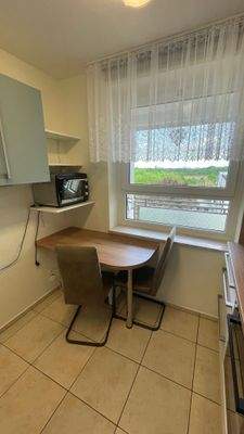 der schöne kleine Esstisch am Küchenfenster.jpg