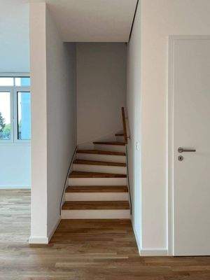 Abstellraum unter Treppenlauf zum Obergeschoß