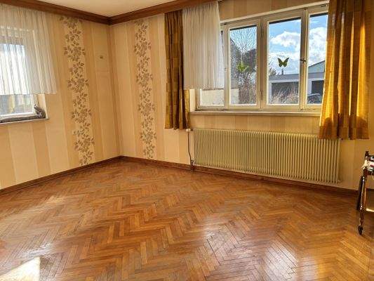 helles Wohnzimmer mit Parkett (EG)