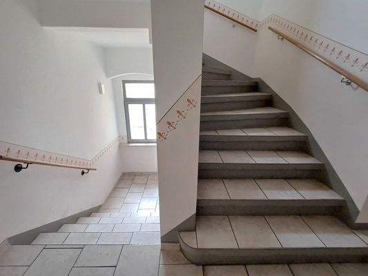 Treppenhaus mit Fliesen
