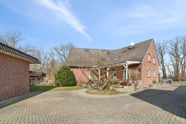 Hintere Ansicht mit Terrasse