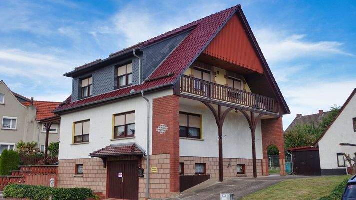 Einfahrt und Stellplatz