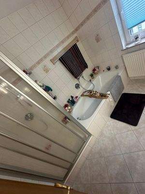 Bad mit Badewanne und Dusche