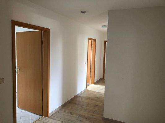 Flur; Tür links Bad