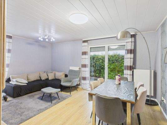 Wohnzimmer mit Zugang Terrasse