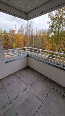 Balkon mit Herbstblick