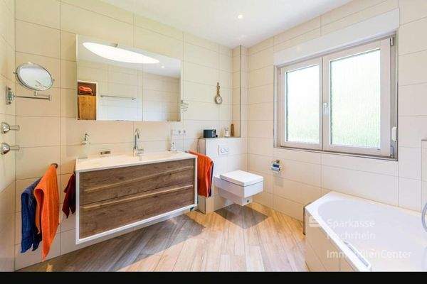 modernes Badezimmer mit Wanne