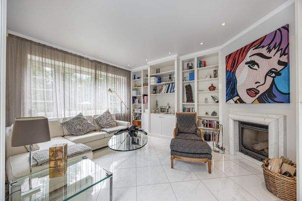 Wohnzimmer mit Kamin