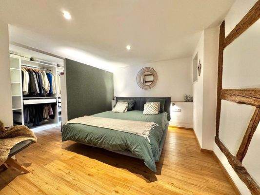 Schlafzimmer mit Ankleidebereich