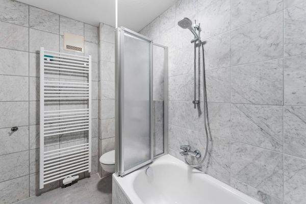 Badezimmer mit echten Marmorfließen und beheizten Handtuchhalter (Sanitäranlagen erneuert) 