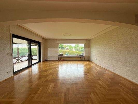 Grosses Wohn -und Esszimmer mit Zugang zum Wintergarten und Garten