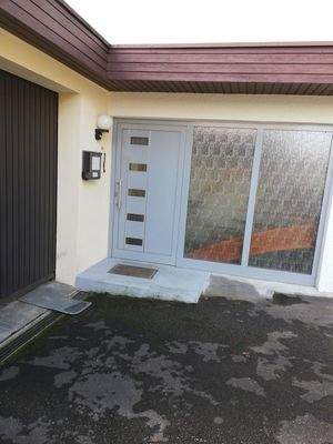 Eingang mit Garagentor