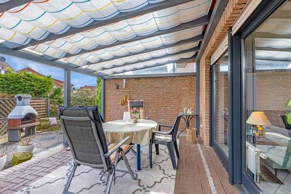 überdachte Terrasse vor Wohnzimmer