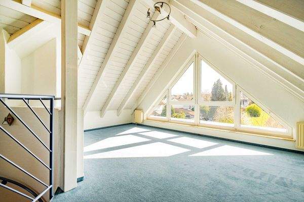 Das helle Studio mit Sichtbalken.