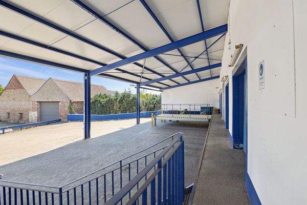 Überdachter Ladebereich