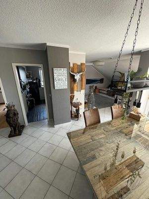 21 Wohn-Eßzimmer Blick zur Küche