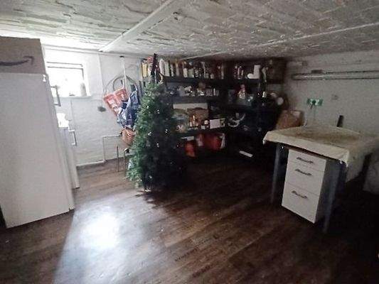 Kellerraum für Lebensmittelvorräte u.a.
