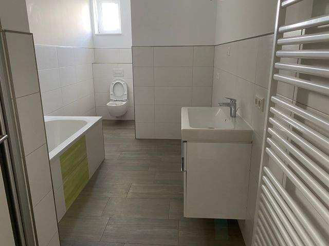 Top Angebot! Hochwertige 3-Zimmerwohnung mit EBK, Balkon, AR und Fußbodenheizung zu vermieten! - Photo 3