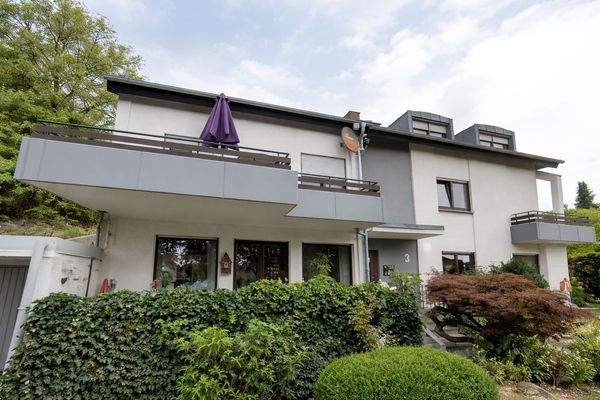 Modernes Wohnhaus mit Balkon