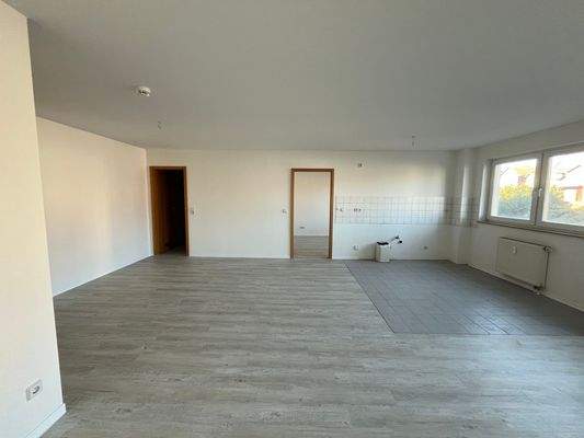 Wohnzimmer mit offener Küche