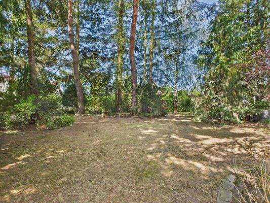 Große Gartenfläche Vorgarten