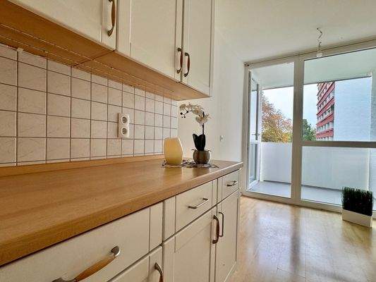 Küche mit Zugang zum Balkon