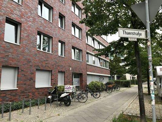 Backsteinfassade mit Fahrrädern